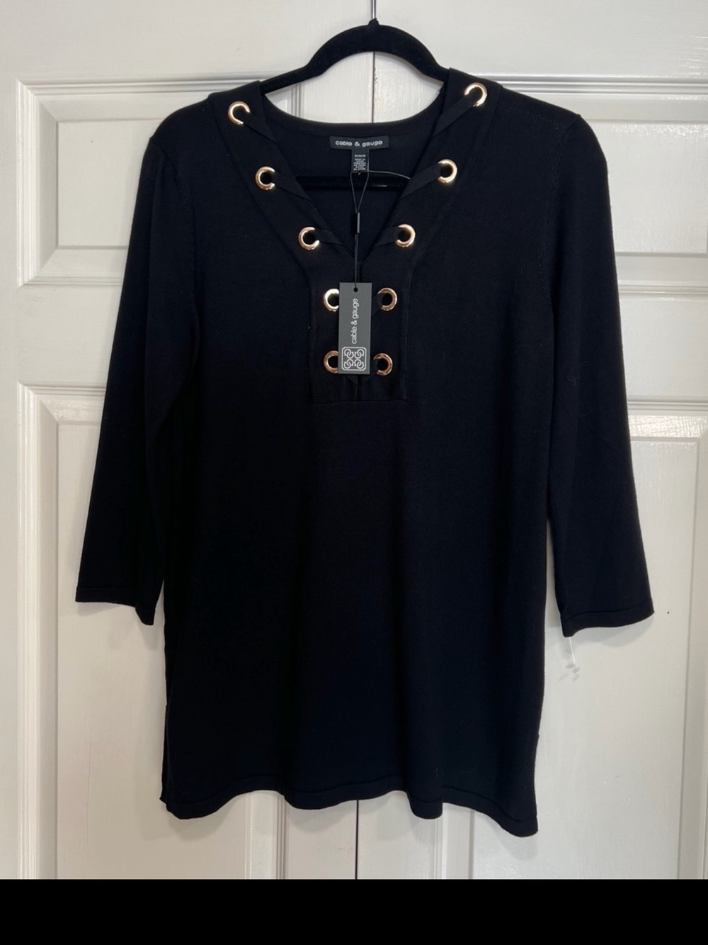Cable & Gauge Women’s Black V-Neck Sweater with Gold-Tone Grommets Size M NWT